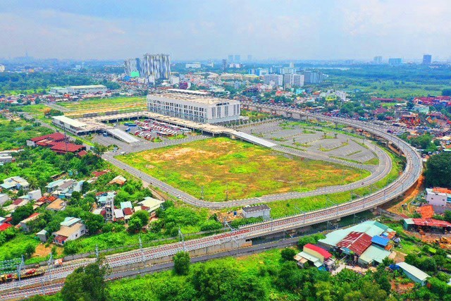 Hạ tầng kết nối quanh bến xe chưa hoàn thành, vì gặp rất nhiều khó khăn trong công tác giải phóng mặt bằng, cũng là nguyên nhân khiến bến xe này vắng vẻ. Hạ tầng kết nối quanh bến xe chưa hoàn thành, vì gặp rất nhiều khó khăn trong công tác giải phóng mặt bằng, cũng là nguyên nhân khiến bến xe này vắng vẻ.