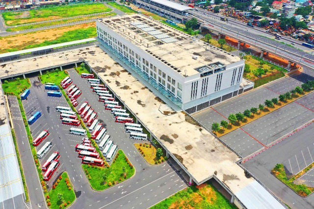 Sau gần 2 năm đi vào hoạt động, bến xe Miễn Đông mới chỉ phục vụ khoảng 50 người/ngày. Sau gần 2 năm đi vào hoạt động, bến xe Miễn Đông mới chỉ phục vụ khoảng 50 người/ngày.