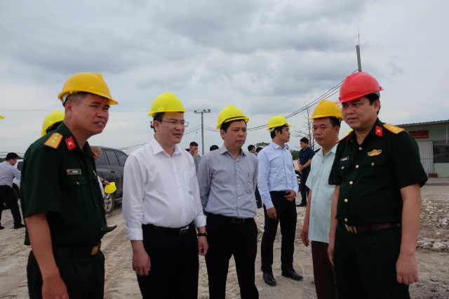 Thứ trưởng Trần Quốc Phương thị sát công trường khai thác mỏ thạch cao của Tổng công ty Hợp tác kinh tế - Quân khu 4 Thứ trưởng Trần Quốc Phương thị sát công trường khai thác mỏ thạch cao của Tổng công ty Hợp tác kinh tế - Quân khu 4