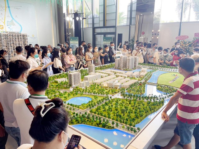 Các đợt mở bán dự án ven Vành đai 3 gần đây thu hút khá đông khách hàng. Ảnh: Việt Hương Các đợt mở bán dự án ven Vành đai 3 gần đây thu hút khá đông khách hàng. Ảnh: Việt Hương