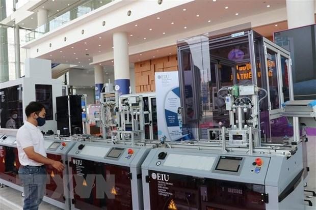 Một dây chuyền tự động hóa hoàn toàn khép kín đưa vào đào tạo nhân lực chất lượng cao tại Trường Quốc tế miền Đông để phục vụ cho doanh nghiệp trên địa bàn tỉnh Bình Dương. (Ảnh: Chí Tưởng/TTXVN) Một dây chuyền tự động hóa hoàn toàn khép kín đưa vào đào tạo nhân lực chất lượng cao tại Trường Quốc tế miền Đông để phục vụ cho doanh nghiệp trên địa bàn tỉnh Bình Dương. (Ảnh: Chí Tưởng/TTXVN)