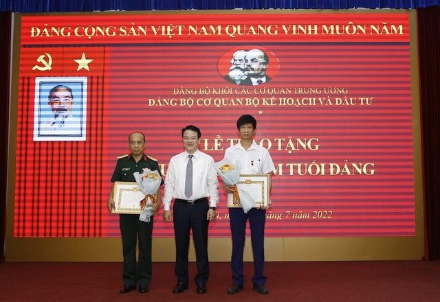 Thứ trưởng Trần Quốc Phương trao Huy hiệu 30 năm tuổi Đảng cho các đồng chí tại Đảng bộ. (Ảnh: Đức Thanh) Thứ trưởng Trần Quốc Phương trao Huy hiệu 30 năm tuổi Đảng cho các đồng chí tại Đảng bộ. (Ảnh: Đức Thanh)