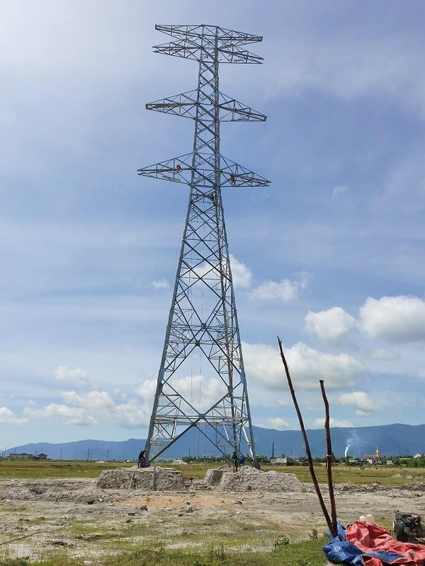 Thi công dựng cột vị trí 66 đường dây 500 kV mạch 3 đoạn qua địa phận thị xã Kỳ Anh (tỉnh Hà Tĩnh) Thi công dựng cột vị trí 66 đường dây 500 kV mạch 3 đoạn qua địa phận thị xã Kỳ Anh (tỉnh Hà Tĩnh)