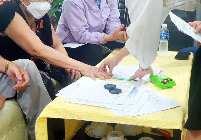 Chủ một căn nhà phố tại TP. Thủ Đức đang làm thủ tục bán nhà. Ảnh: Lê Toàn