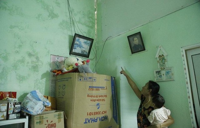 Bà Bùi Thị Thu Sương cảm thấy bất an khi sống trong ngôi nhà bị nứt toác và có thể đổ sập bất cứ lúc nào. Ảnh: Thanh Chung