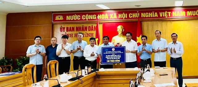 Bộ trưởng Nguyễn Chí Dũng tặng quà cho các gia đình thương binh, liệt sĩ, người có công tỉnh Hà Tĩnh
