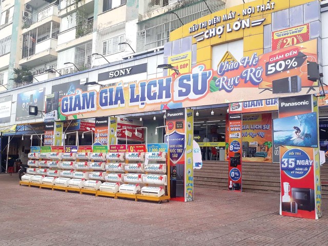 Siêu thị điện máy căng biển siêu giảm giá, nhưng khách vẫn đìu hiu Siêu thị điện máy căng biển siêu giảm giá, nhưng khách vẫn đìu hiu