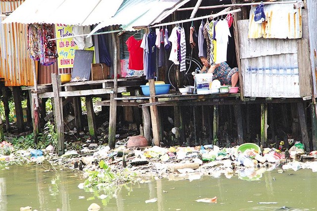 Một hộ dân sống khổ sở trong ô nhiễm ở ven rạch Xuyên Tâm. Ảnh: T. Tín Một hộ dân sống khổ sở trong ô nhiễm ở ven rạch Xuyên Tâm. Ảnh: T. Tín