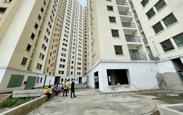 Khởi công từ năm 2016, đến nay dự án nhà ở xã hội ở xã Vĩnh Lộc A vẫn chưa hoàn thiện. Ảnh: Việt Dũng Khởi công từ năm 2016, đến nay dự án nhà ở xã hội ở xã Vĩnh Lộc A vẫn chưa hoàn thiện. Ảnh: Việt Dũng