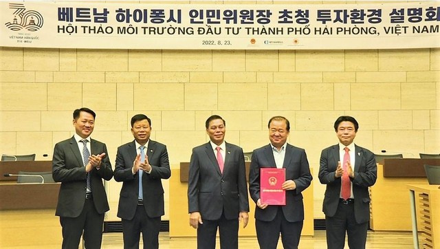 Ông Nguyễn Văn Tùng, Chủ tịch UBND TP.Hải Phòng trao Giấy chứng nhận đăng ký đầu tư cho các dự án cấp mới đến từ Hàn Quốc. Ông Nguyễn Văn Tùng, Chủ tịch UBND TP.Hải Phòng trao Giấy chứng nhận đăng ký đầu tư cho các dự án cấp mới đến từ Hàn Quốc.