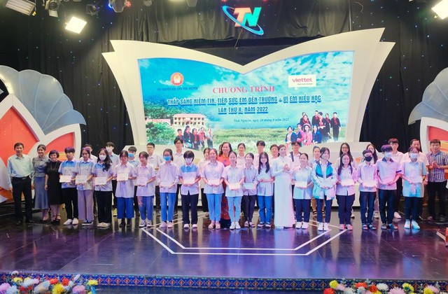 Công ty CP Giáo dục và đào tạo Ecovalley Việt Nam tặng thưởng cho các em học sinh đạt giải Nhất, Nhì, Ba môn tiếng Anh lớp 9 năm học 2021-2022. Công ty CP Giáo dục và đào tạo Ecovalley Việt Nam tặng thưởng cho các em học sinh đạt giải Nhất, Nhì, Ba môn tiếng Anh lớp 9 năm học 2021-2022.