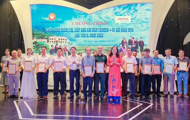 Tại chương trình, các đơn vị, cá nhân đã ủng hộ cho hoạt động khuyến học, khuyến tài của tỉnh Thái Nguyên năm 2022. Tại chương trình, các đơn vị, cá nhân đã ủng hộ cho hoạt động khuyến học, khuyến tài của tỉnh Thái Nguyên năm 2022.