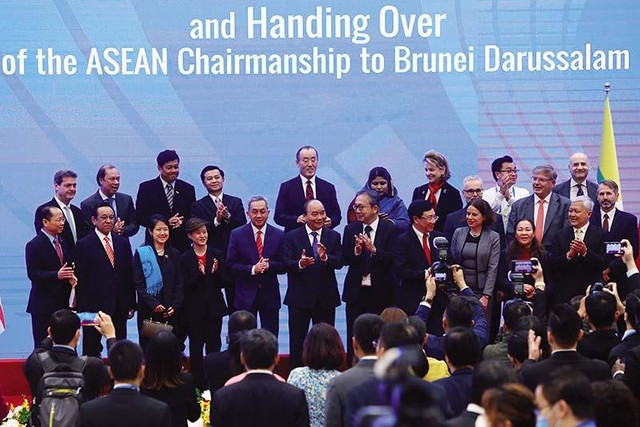 Gìn giữ vững chãi nền độc lập, thống nhất; chủ động và tích cực hội nhập quốc tế toàn diện, sâu rộng, vị thế, sức mạnh, uy tín của Việt Nam trên trường quốc tế ngày càng được nâng cao. Trong ảnh: Lãnh đạo các nước ASEAN chụp ảnh lưu niệm tại Lễ bế mạc Hội nghị Cấp cao ASEAN lần thứ 37 Gìn giữ vững chãi nền độc lập, thống nhất; chủ động và tích cực hội nhập quốc tế toàn diện, sâu rộng, vị thế, sức mạnh, uy tín của Việt Nam trên trường quốc tế ngày càng được nâng cao. Trong ảnh: Lãnh đạo các nước ASEAN chụp ảnh lưu niệm tại Lễ bế mạc Hội nghị Cấp cao ASEAN lần thứ 37