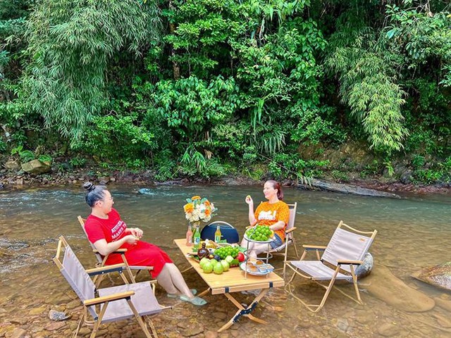 Cắm trại, thưởng thức bữa trưa ngay giữa dòng suối mát lạnh là trải nghiệm khó quên đối với du khách.