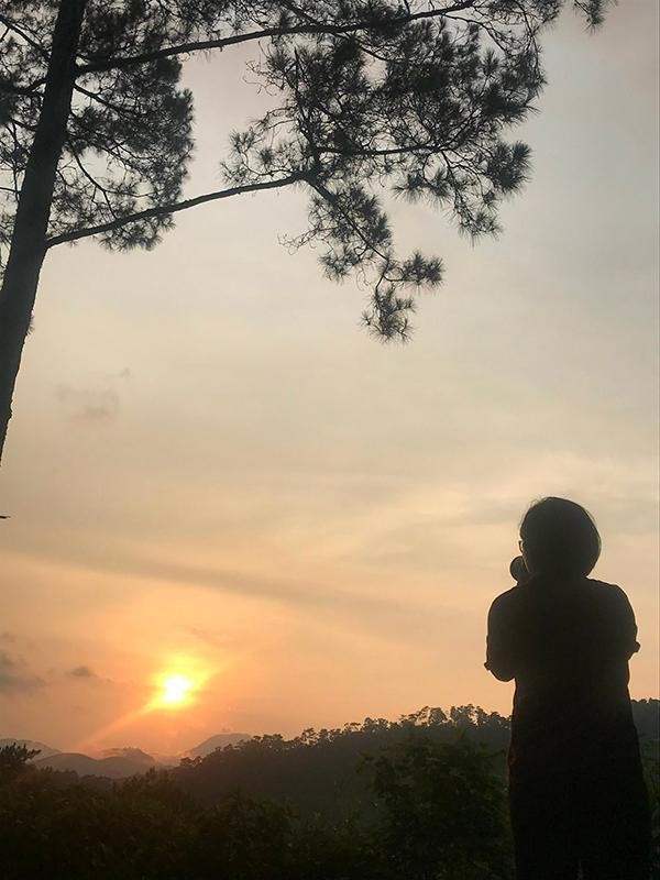 Dù đã trên đường quay về, nhưng ánh hoàng hôn của núi rừng Kỳ Thượng vẫn cố níu bước chân du khách. Ảnh: Thu Lê.