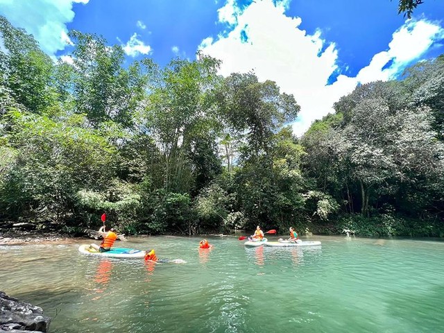 Đến với núi rừng Kỳ Thượng, du khách như được &quot;chạy trốn&quot; đến nơi bình yên, được sống chậm và hoà mình với thiên nhiên.
