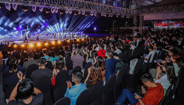 Hơn 1.000 khán giả đã có mặt tại The Global City, thưởng thức những các màn trình diễn đặc sắc Hơn 1.000 khán giả đã có mặt tại The Global City, thưởng thức những các màn trình diễn đặc sắc