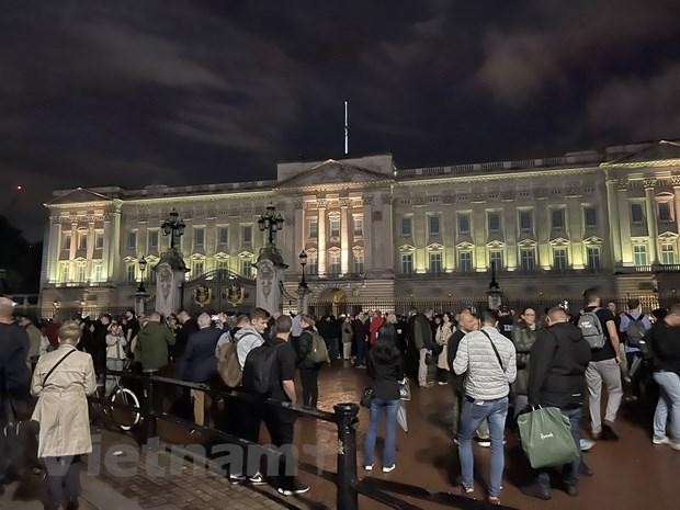 Người dân đổ tới Cung điện Buckingham để tưởng niệm Nữ hoàng Anh. (Ảnh: Minh Hợp/Vietnam+) Người dân đổ tới Cung điện Buckingham để tưởng niệm Nữ hoàng Anh. (Ảnh: Minh Hợp/Vietnam+)