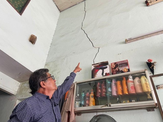 Bức tường nhà ông Bùi Thanh Lang bị nứt do thi công dự án.