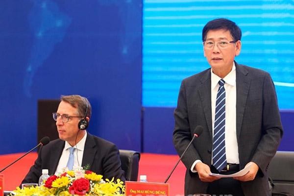 Phó Chủ tịch UBND tỉnh Bình Dương Mai Hùng Dũng (đứng) phát biểu tại họp báo Phó Chủ tịch UBND tỉnh Bình Dương Mai Hùng Dũng (đứng) phát biểu tại họp báo