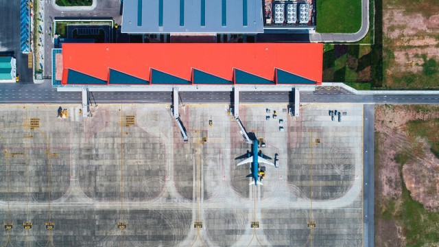 Việt Nam mới có 1 sân bay duy nhất do tư nhân xây dựng là Cảng hàng không quốc tế Vân Đồn (Quảng Ninh).