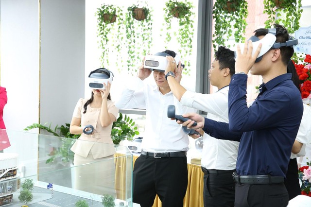Khách hàng trải nghiệm công nghệ thực tế ảo tại sự kiện Khách hàng trải nghiệm công nghệ thực tế ảo tại sự kiện
