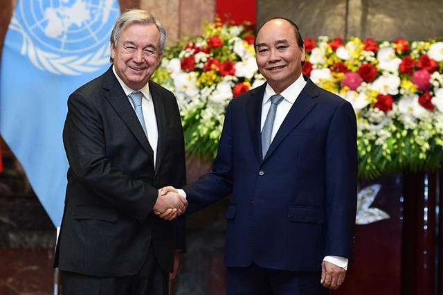 Chủ tịch nước Nguyễn Xuân Phúc với Tổng Thư ký Liên hợp quốc António Guterres tại lễ đón. Chủ tịch nước Nguyễn Xuân Phúc với Tổng Thư ký Liên hợp quốc António Guterres tại lễ đón.