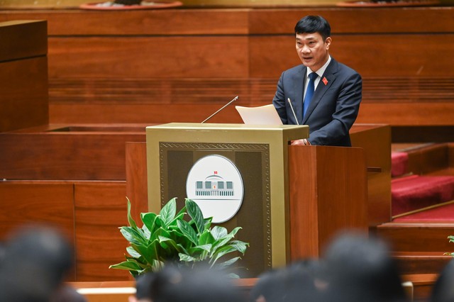 Chủ nhiệm Ủy ban Kinh tế của Quốc hội Vũ Hồng Thanh trình bày Báo cáo thẩm tra dự án Luật Hợp tác xã (sửa đổi)