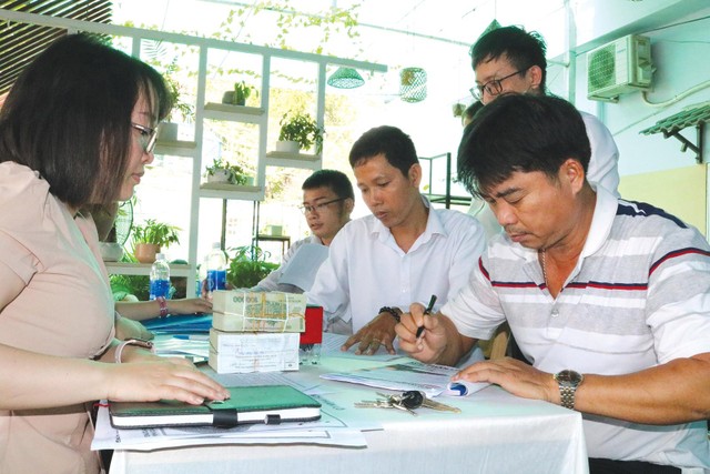 Đặt cọc mua nhà. Ảnh: Việt Dũng Đặt cọc mua nhà. Ảnh: Việt Dũng