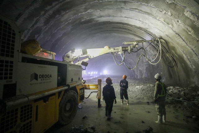 Thi công hạng mục hầm Núi Vung thuộc Dự án cao tốc Cam Lâm - Vĩnh Hảo. Thi công hạng mục hầm Núi Vung thuộc Dự án cao tốc Cam Lâm - Vĩnh Hảo.