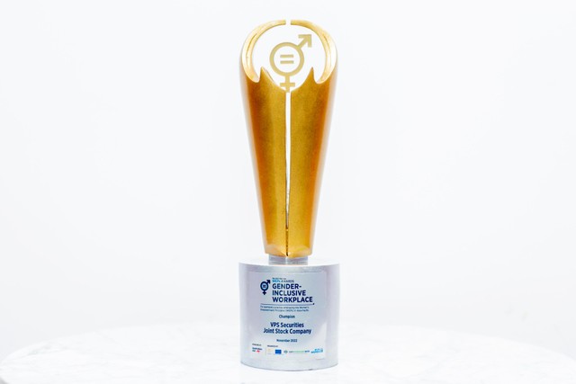 Cúp giải thưởng “Bình đẳng giới tại nơi làm việc”được trao tặng cho VPS.