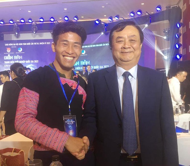 Giám đốc trẻ Giàng A La chụp hình lưu niệm cùng Bộ trưởng Bộ Nông nghiệp và Phát triển nông thôn Lê Minh Hoan.