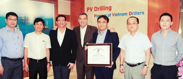 PV Drilling nhận biểu trưng từ ABS Singapore cho những cống hiến trong công tác bảo vệ con người và tài sản trên biển. PV Drilling nhận biểu trưng từ ABS Singapore cho những cống hiến trong công tác bảo vệ con người và tài sản trên biển.