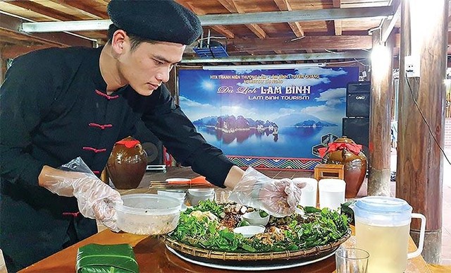 Chẩu Thanh Ngà làm cơm phục vụ du khách. Chẩu Thanh Ngà làm cơm phục vụ du khách.