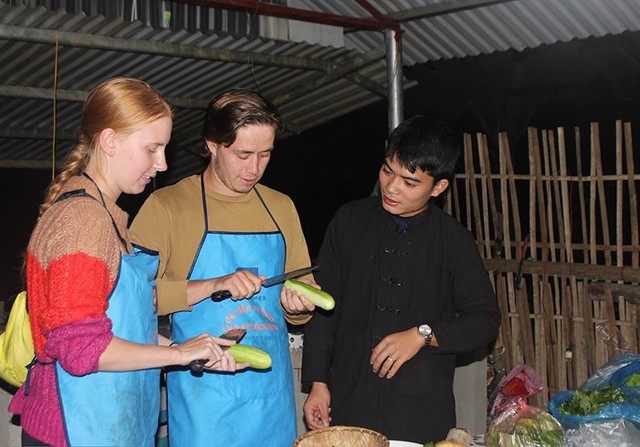 Thành viên Hợp tác xã thanh niên làm du lịch homestay xã Thượng Lâm hướng dẫn du khách nước ngoài trải nghiệm nấu ăn. Thành viên Hợp tác xã thanh niên làm du lịch homestay xã Thượng Lâm hướng dẫn du khách nước ngoài trải nghiệm nấu ăn.