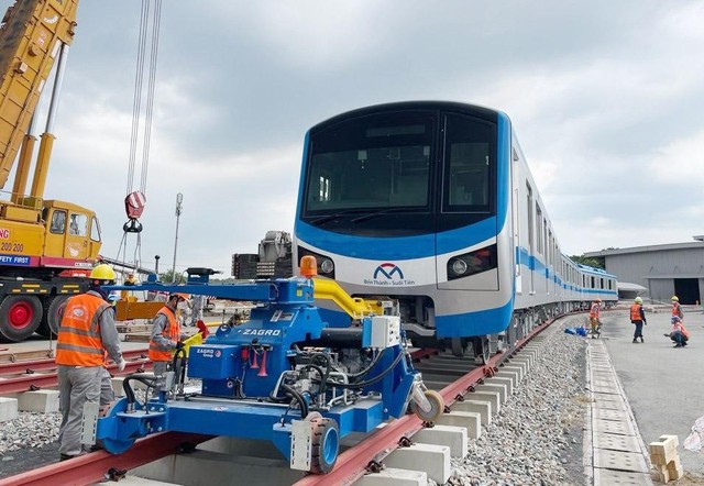 Công nhân đang vận hành thử đoàn tàu metro số 1 tại phường Long Bình, TP. Thủ Đức. Ảnh: Lê Toàn Công nhân đang vận hành thử đoàn tàu metro số 1 tại phường Long Bình, TP. Thủ Đức. Ảnh: Lê Toàn