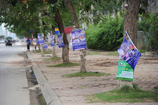 Quảng cáo, rao vặt bán nhà, đất xuất hiện ở nhiều nơi. Ảnh: Dũng Minh