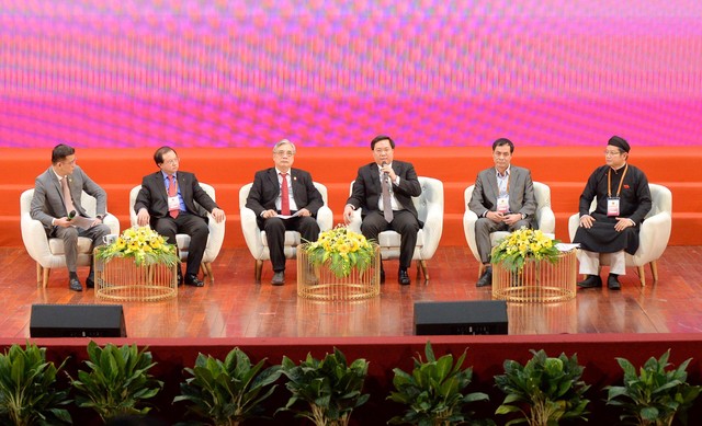 Các diễn giả tham gia thảo luận bàn tròn. Các diễn giả tham gia thảo luận bàn tròn.