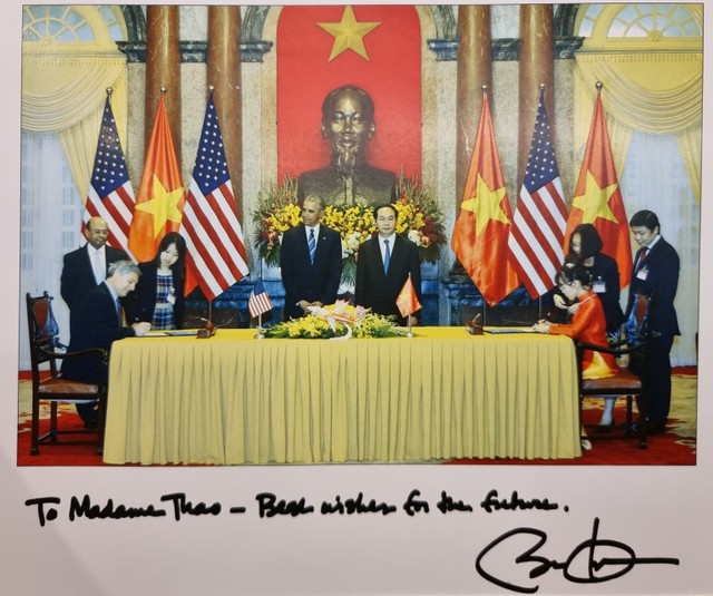 Lễ ký kết thỏa thuận đặt mua 100 tàu bay Boeing đầu tiên năm 2016. Tổng thống Obama ký tặng bức ảnh gửi công ty