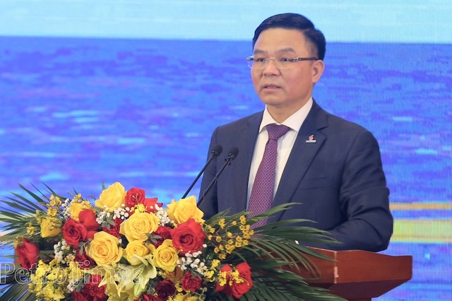 Tổng giám đốc Lê Mạnh Hùng thay mặt lãnh đạo Petrovietnam trình bày báo cáo kết quả sản xuất kinh doanh năm 2022. Ảnh Petrotimes Tổng giám đốc Lê Mạnh Hùng thay mặt lãnh đạo Petrovietnam trình bày báo cáo kết quả sản xuất kinh doanh năm 2022. Ảnh Petrotimes
