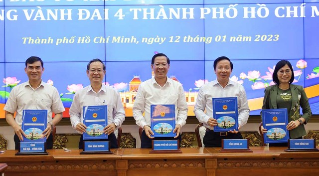 Lãnh đạo TP.HCM và 4 địa phương lân cận ký kế hoạch đầu tư dự án đường Vành đai 4, TP.HCM - Ảnh: TTBC TP.HCM