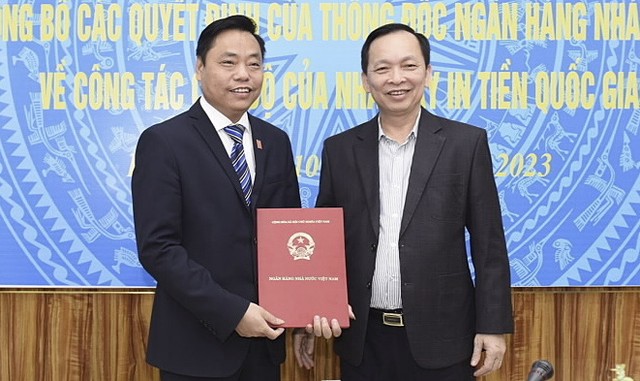 Phó thống đốc Đào Minh Tú trao quyết định bổ nhiệm Tổng giám đốc Nhà máy in tiền quốc gia cho ông Nguyễn Văn Long (bên trái). Ảnh: SBV Phó thống đốc Đào Minh Tú trao quyết định bổ nhiệm Tổng giám đốc Nhà máy in tiền quốc gia cho ông Nguyễn Văn Long (bên trái). Ảnh: SBV