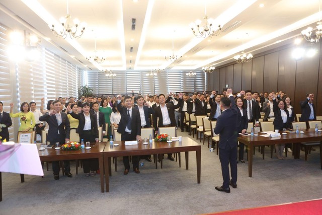 Phó Chủ tịch HĐQT kiêm Phó TGĐ thường trực điều hành phát động kinh doanh tại Hội nghị Phó Chủ tịch HĐQT kiêm Phó TGĐ thường trực điều hành phát động kinh doanh tại Hội nghị