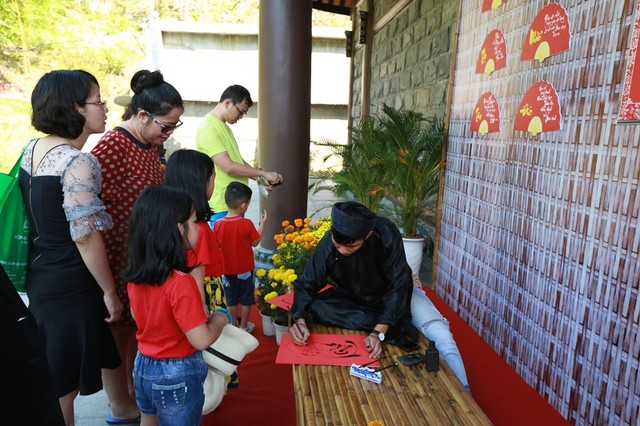 Khai bút đầu xuân tại Khu du lịch Công viên Suối khoáng nóng Núi Thần Tài.