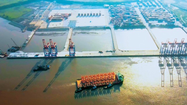 Tàu chuyên chở các cẩu dàn RTG đã cập Cảng Nam Đình Vũ và hoàn thành lắp đặt