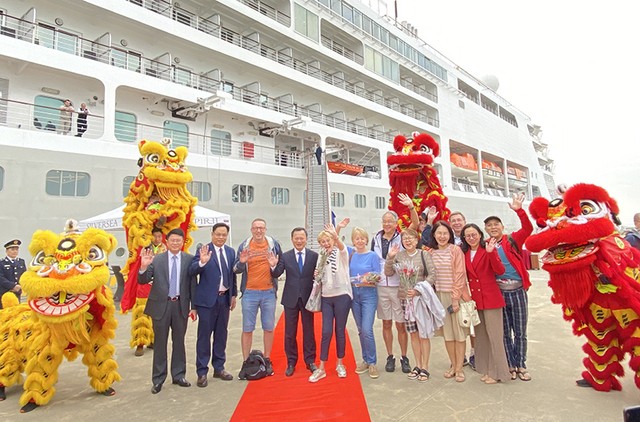 Du khách ấn tượng với sự đón tiếp nồng hậu của Quảng Ninh. Ảnh: Thu Lê. Du khách ấn tượng với sự đón tiếp nồng hậu của Quảng Ninh. Ảnh: Thu Lê.