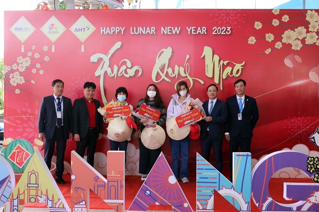 Dự kiến có 768 chuyến với hơn 98.000 lượt khách đến Đà Nẵng trong dịp Tết Âm lịch. Dự kiến có 768 chuyến với hơn 98.000 lượt khách đến Đà Nẵng trong dịp Tết Âm lịch.