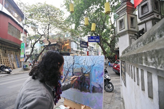Một hoạ sỹ đang ghi lại vẻ đẹp của góc phố Hàng Vải qua từng nét cọ. Một hoạ sỹ đang ghi lại vẻ đẹp của góc phố Hàng Vải qua từng nét cọ.