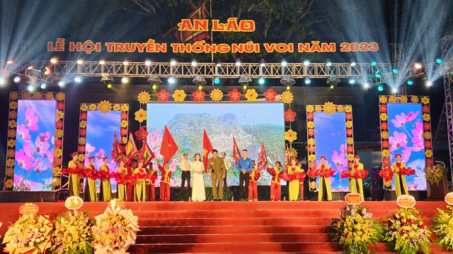 Hoạt cảnh chèo Huyền tích Núi Voi được bà con chào đón nồng nhiệt. Ảnh: Thanh Tân Hoạt cảnh chèo Huyền tích Núi Voi được bà con chào đón nồng nhiệt. Ảnh: Thanh Tân