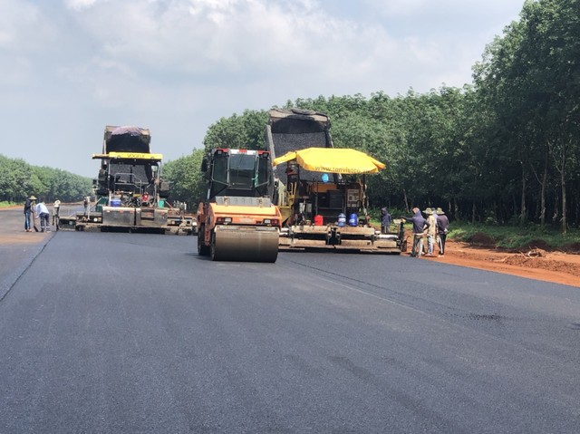 Thảm bê tông nhựa trên cao tốc Dầu Giây - Phan Thiết. Thảm bê tông nhựa trên cao tốc Dầu Giây - Phan Thiết.
